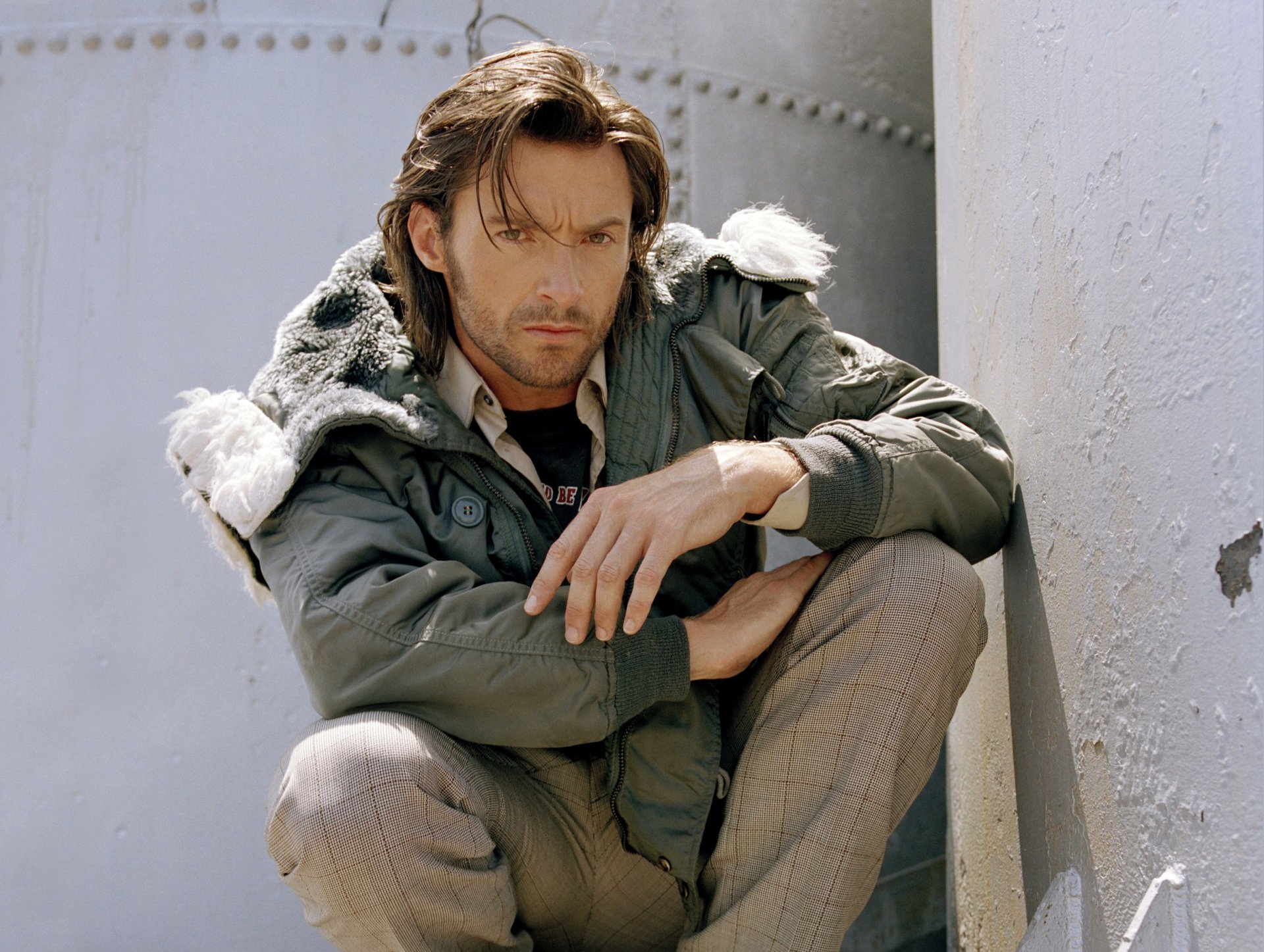 hugh jackman hombre pantalones chaqueta cara seriedad cabello