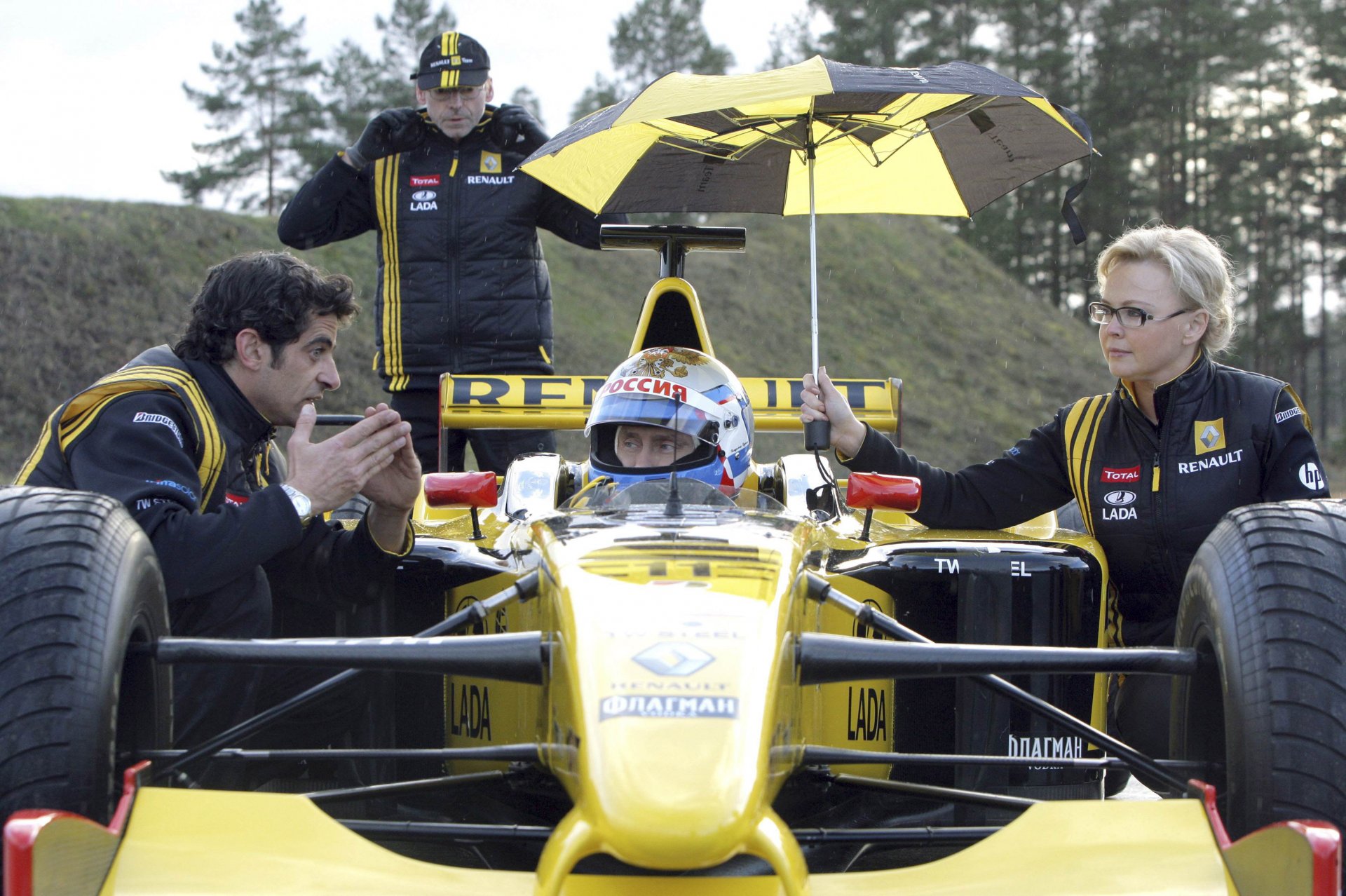 wladimir putin russischer präsident russischer premierminister auto formula1 renault renault formel 1 f1 motorsport sport menschen regenschirm regenschirm helm hintergrundbilder