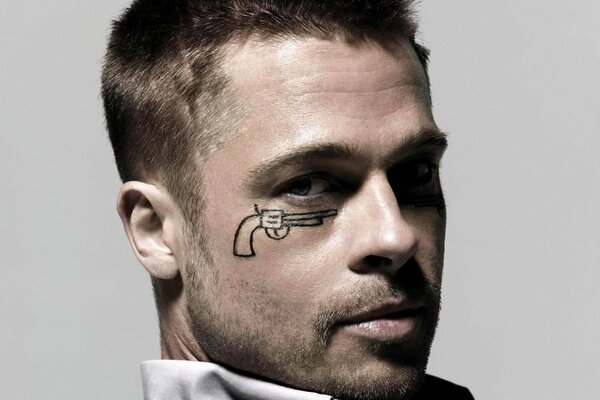 Lindo Brad Pitt con un tatuaje en la cara