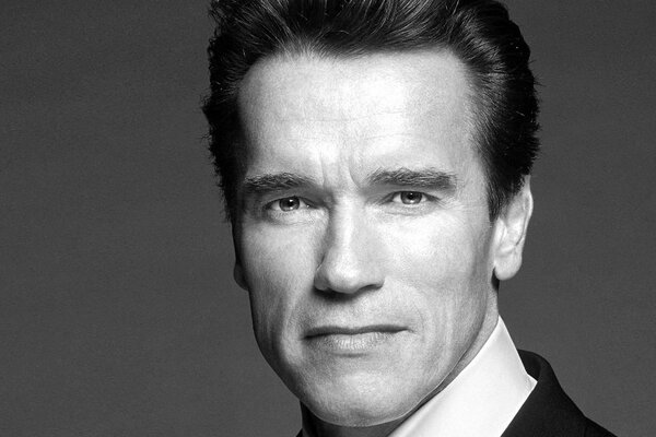 Arnold Schwarzenegger sur une photo en noir et blanc