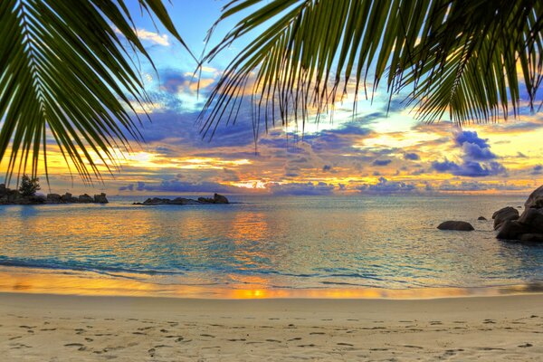 Impresionante puesta de sol en una playa paradisíaca