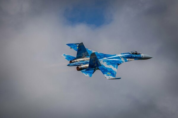 La tormenta su-27 vuela directamente en las nubes