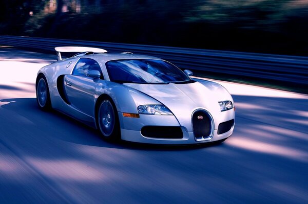 Bugatti veyron weiß bei Geschwindigkeit