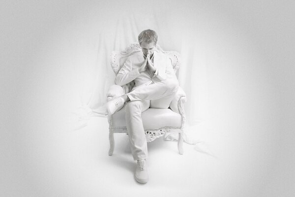Armin van Buuren в белом костюме