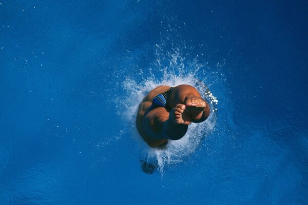 Saut dans l eau sur fond bleu