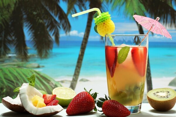 Cocktail con frutta sullo sfondo del mare