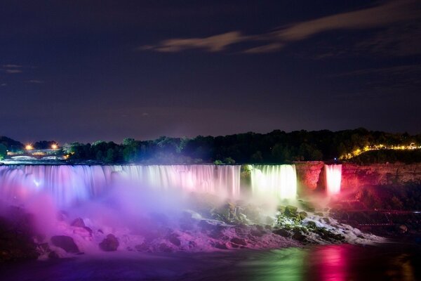 Éclairage de la cascade dans la nuit avec des couleurs néon