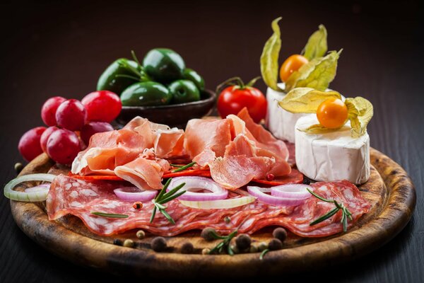 Still life salsiccia formaggio e verdure