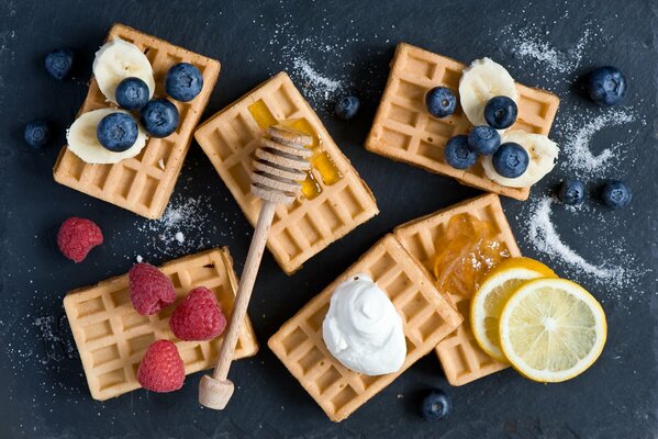 Gaufres garnies de baies, de fruits et de bonbons