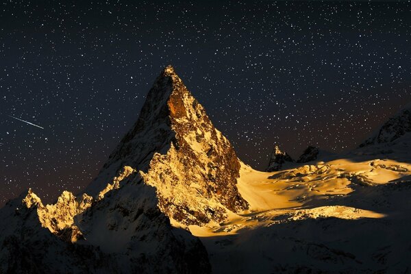 Cima de la montaña a la luz de la Luna