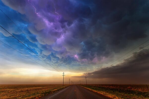 Дорога и облака с молнией