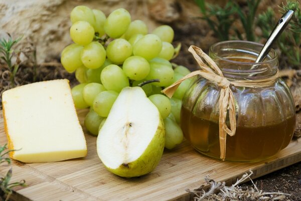 Trauben, Käse und Birne liegen schön