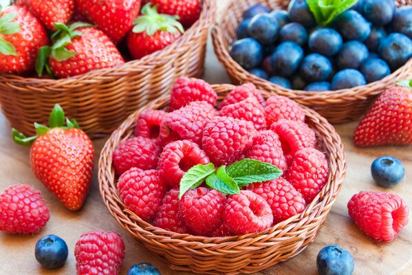 Framboises et bleuets dans un panier en bois