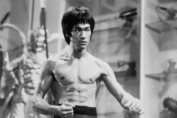 Die Legende ist Bruce Lee auf einem Schwarz-Weiß-Foto