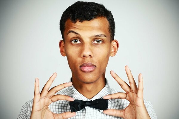 Stromae singer trzyma motyla