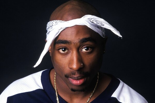 Photo Tupac Shakur in a bandana