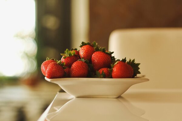 Beeren in einem weißen Teller