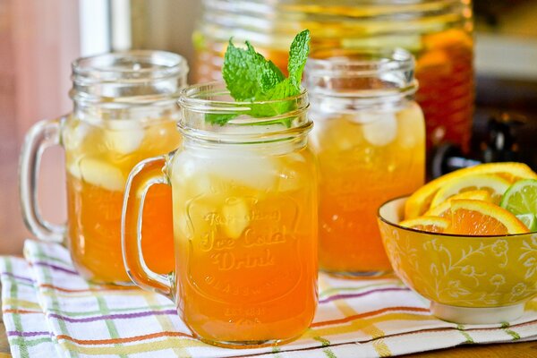 Limonade d agrumes à la menthe dans des verres