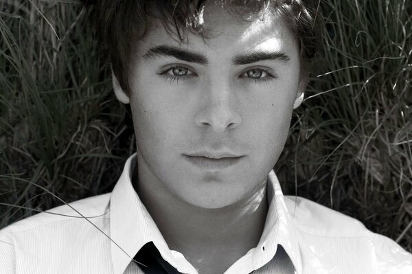 Fotografía en blanco y negro de Zac Efron