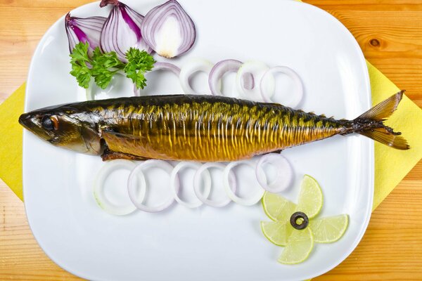 Geräucherter Fisch mit Zwiebeln auf einem Teller