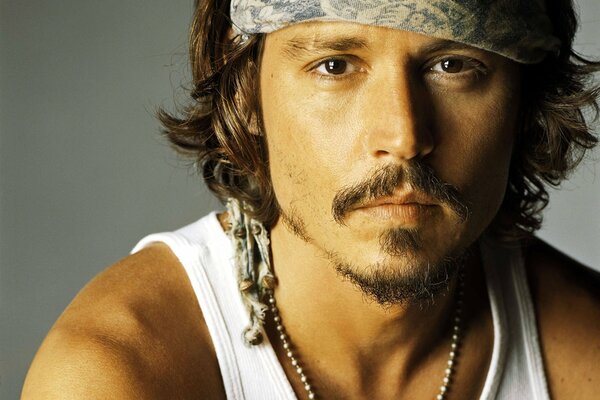 Johnny Depp en camiseta y pañuelo
