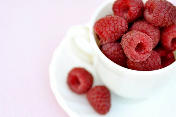 Eine ganze Tasse Himbeeren ist so gesund, um zu essen