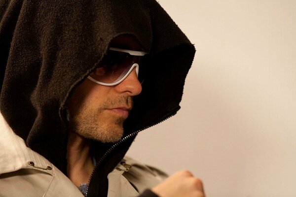 Jared Leto mit Kapuze und Brille