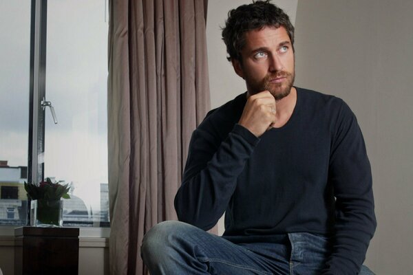 Gerard Butler cerca de la ventana