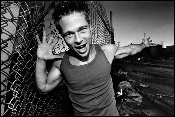 Giovane Brad Pitt con un sorriso