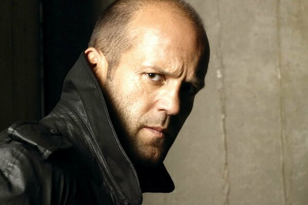 Ritratto di Jason Statham con uno sguardo penetrante