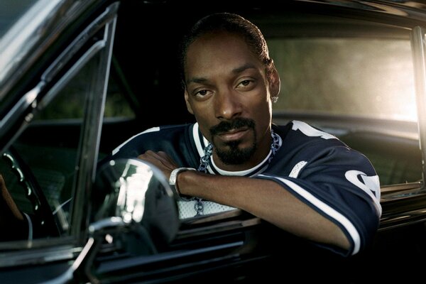 Snoop Dogg Repper im Auto