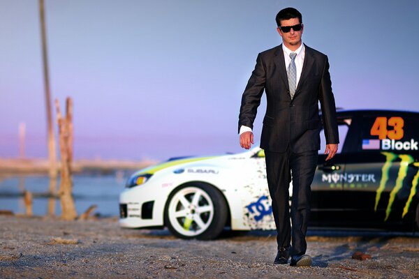 Hombre con traje en el fondo de un coche