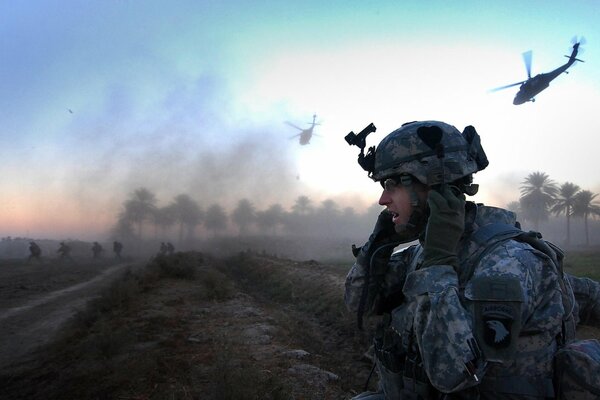 Soldado en el campo de batalla en el casco