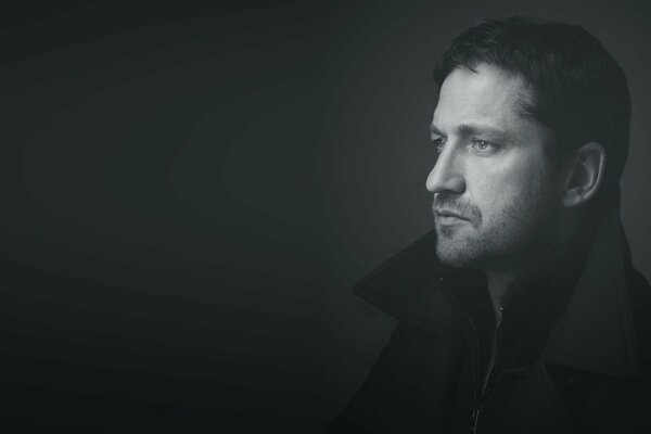 Schauspieler Gerard Butler grauer Hintergrund