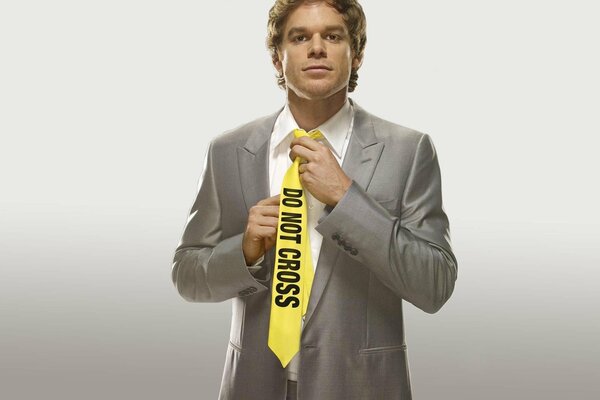 Protagonista della serie tv in cravatta gialla