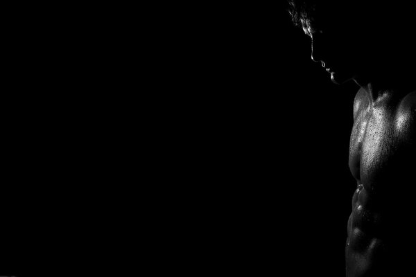 Schwarz-Weiß-Foto mit einem aufgepumpten Kerl