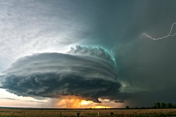 Un cyclone naturel beau et dangereux