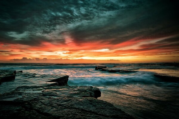 Hermosa puesta de sol en la orilla del mar