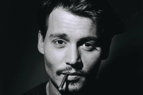 Retrato en blanco y negro de Johnny Depp con un cigarrillo