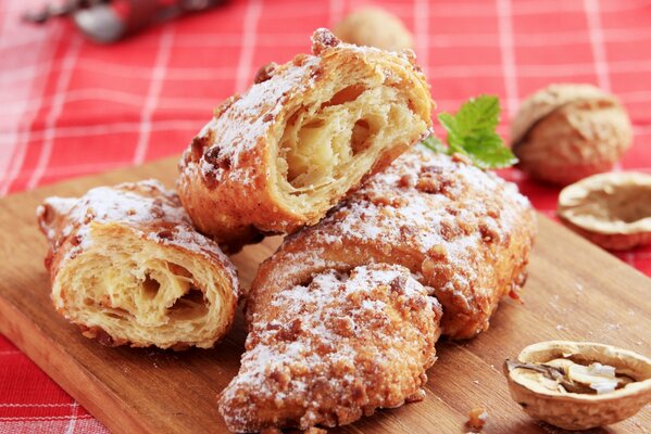 Croissants y nueces hermosos y ruborizados