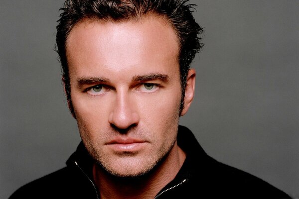 Der Blick des Schauspielers Julian McMahon in Nahaufnahme