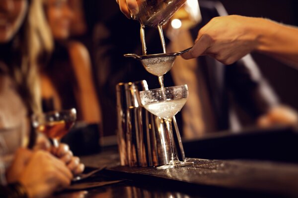 Il barista prepara un cocktail analcolico