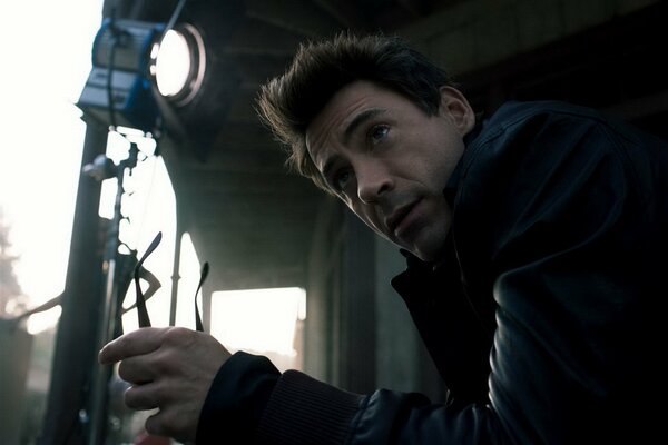 Robert Downey Jr. tiene gli occhiali