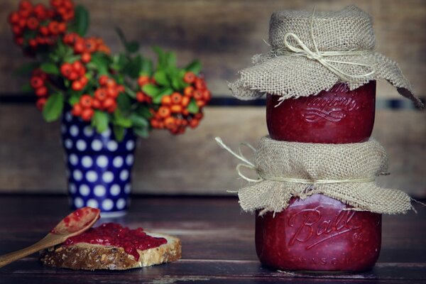 Pots de confiture. Sorbier