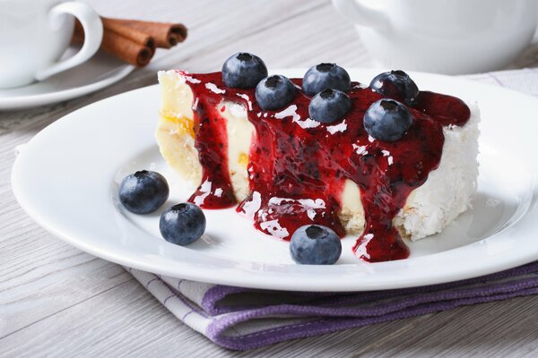 Käsekuchen mit Himbeermarmelade und Blaubeeren