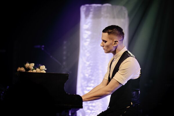 Adam Anderson. Hurts. Musica