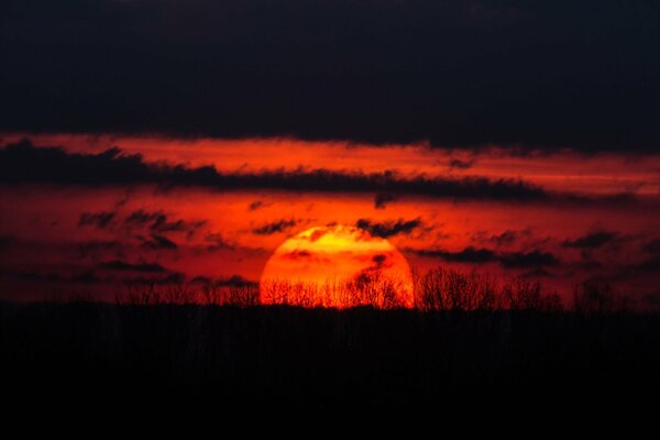 Blutige Sonne bei Sonnenuntergang des Tages