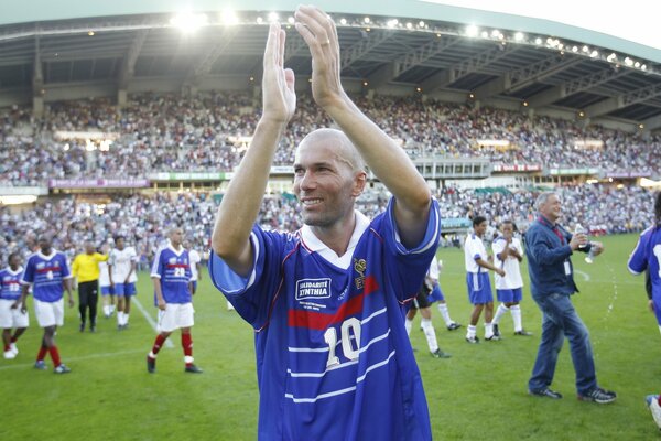 Gran futbolista aplaude