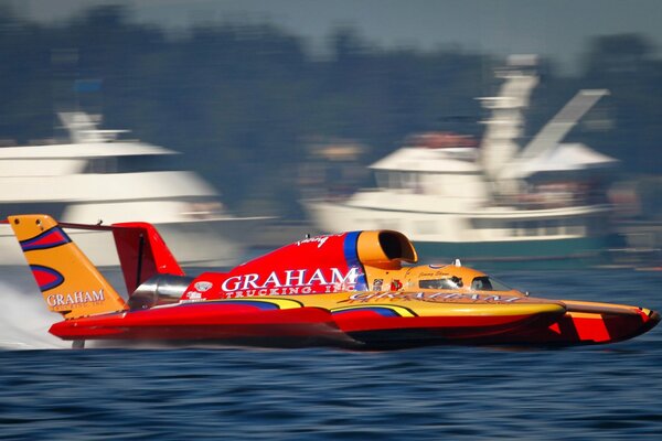 Le bateau de sport développe une grande vitesse