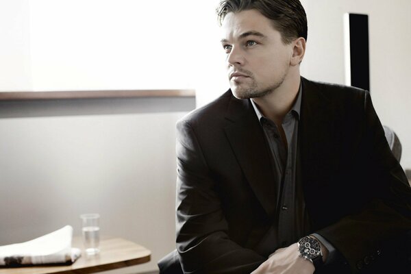 Leonardo DiCaprio en costume d horloge